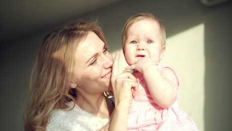 Madre-feliz-con-bebé-en-las-manos.-Chica-de-niño-de-mamá-alegre-abrazo