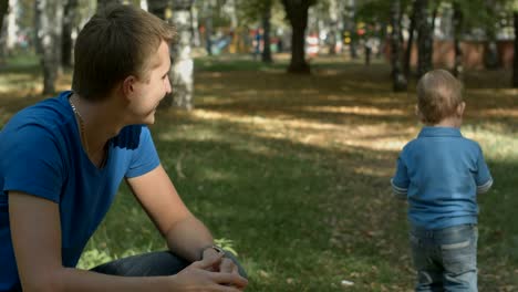 Kleine-baby-Junge-mit-Blasen-von-Vater-und-Spaziergänge-entfernt