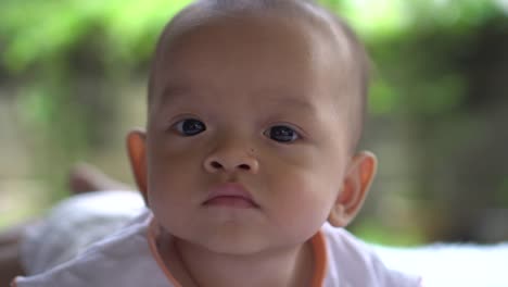 Niño-feliz-retrato-jugando-sola