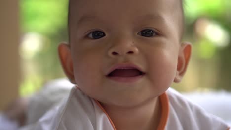 Niño-feliz-retrato-jugando-sola