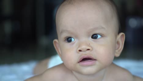 Niño-feliz-retrato-jugando-sola