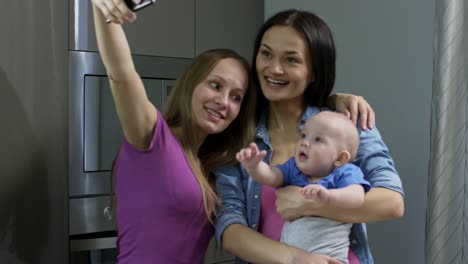 Mujer-feliz-con-el-bebé-tomando-Selfie