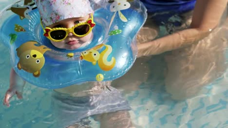 Babyschwimmen-mit-Hals-Schwimmring