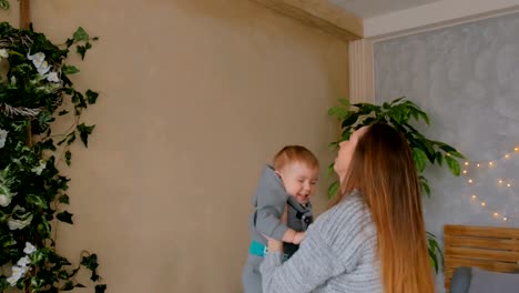 Joven-madre-lanza-a-su-hijo-de-bebé