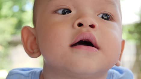 Slow-Motion-Baby-Bett-Handauflegen-und-glückliche-Zeit-lachen