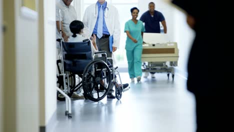 African-American-mujer-en-silla-de-ruedas-consulte-con-médico