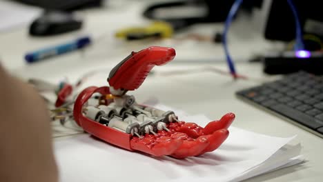 Close-up-of-male-ingeneer-testing-bionic-hand