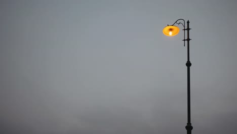 Eine-Stadt-Licht-Straßenlaterne-Hintergrund-Himmel-bei-Sonnenuntergang.-Exemplar-text