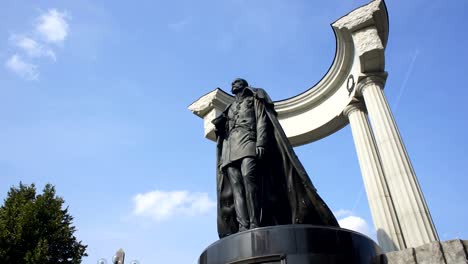 Denkmal-für-Kaiser-gegen-blauen-Himmel