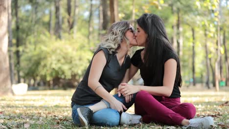 Amigas-gay-juntas-en-el-Parque-cogidos-de-la-mano