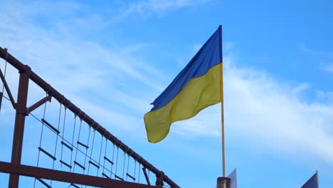 Flagge-der-Ukraine-gegen-den-blauen-Himmel