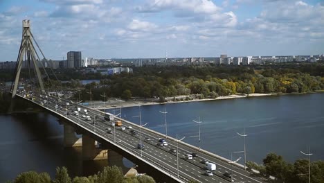 Brücke.-Die-Brücke-über-die-Straße-zu-transportieren.-Ansicht-von-oben