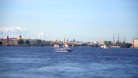 Ver-en-el-puente-del-Palacio-en-San-Petersburgo.