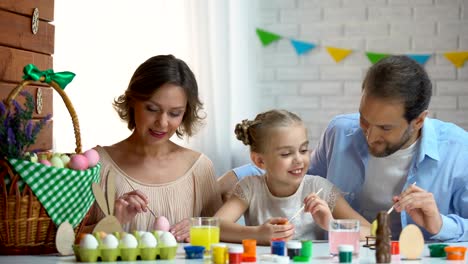 Schöne-Familie-Ostereier-mit-bunten-Farben,-Traditionen