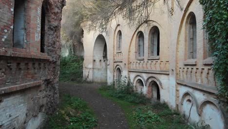 Fuerte-militar-abandonado,-destruido-las-paredes-de-ladrillo