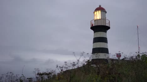 Petropavlovsk-Leuchtturm-an-der-pazifischen-Küste-Kamtschatkas