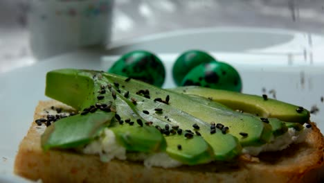 Sandwich-mit-Avocado-bestreut-mit-schwarzem-Sesam