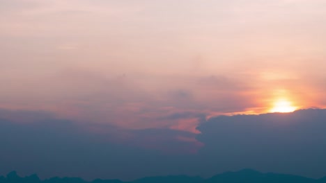 Zeitraffer-Natur-Hintergrund.-Sonnenuntergang.-Die-Bewegung-der-Wolken-und-Sonne.