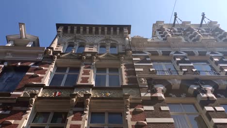 Zentraler-Teil-von-Amsterdam-in-den-Niederlanden.-Kamerabewegung-und-ein-Blick-auf-die-Architektur-der-heimischen-Häuser.