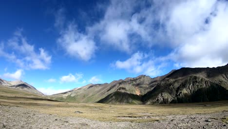 Timelapse-desfiladeros-acantilados-con-sombras-en-movimiento-cielo