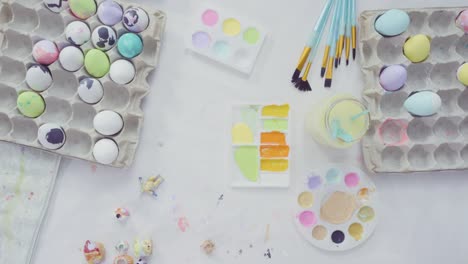 Niña-y-su-madre-pintando-proyecto-de-arte-de-Pascua