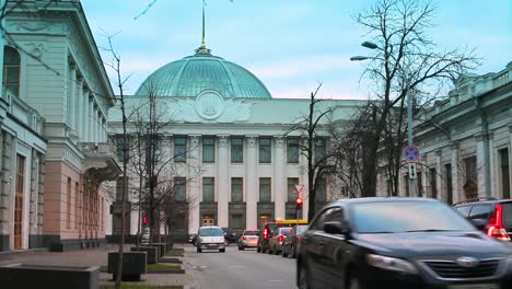 La-casa-del-parlamento-de-Ucrania.-Elecciones-a-Verkhovna-Rada-antecedentes.-Vista-desde-arriba-en-la-calle-hrushevsky