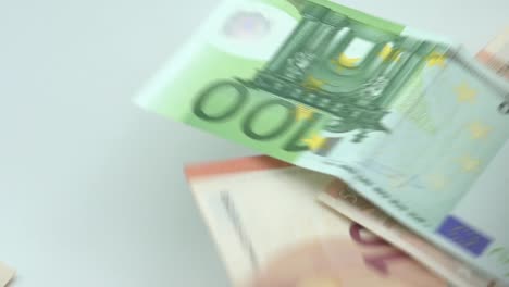 Zeitlupe-von-Euro-fliegen-und-fallen.-Euro-Banknoten-unterschiedliche-Werte