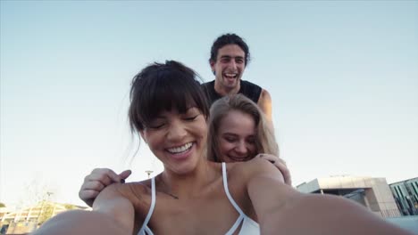 Amigos-creando-un-divertido-video-en-el-parque-de-skateboard.