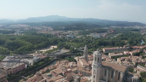 Drohnenflug-über-Girona-Stadt-und-alte-Gebäude