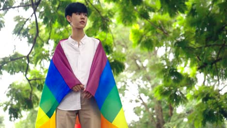 Porträt-von-jungen-asiatischen-Mädchen-bedeckt-mit-Regenbogen-LGBT-Flagge,-Zeitlupe