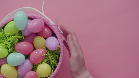 Cesta-de-Pascua-con-huevos-de-Pascua-sobre-fondo-rosado.