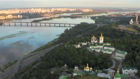 Kiev-Pechersk-Lavra-al-atardecer,-Kiev,-Ucrania