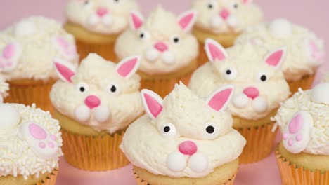 Osterhase-Cupcakes-auf-rosa-Hintergrund.