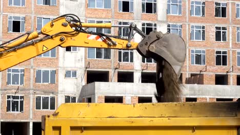 Bagger-führt-Erdarbeiten-im-Bau