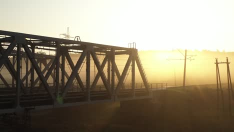 Eiserne-Eisenbahnbrücke-im-Morgengrauen-im-Nebel