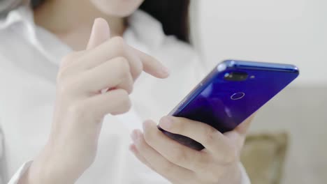 Close-up-hand-of-woman-using-smart-phone-for-browsing-information