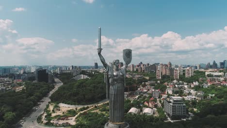 Escultura-de-acero-inoxidable-de-la-Patria-en-la-orilla-del-río-Dnieper,-Kiev,-Ucrania.