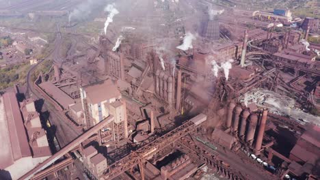 Vista-aérea-de-una-planta-metalúrgica.-Altos-hornos