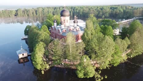 Ortodoxo-Pokrovsky-Santo-Vvedensky-Island-poustinia-en-el-lago-Vvedensky