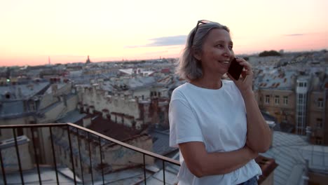 Frau-mit-Grizzle-Haar-mit-Telefonanruf