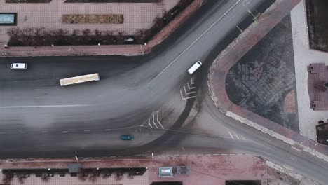 Verkehr-auf-der-Straße-in-der-Stadt-aus-einer-Höhe