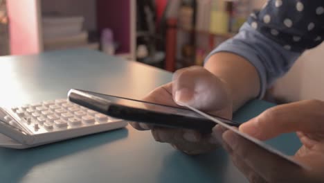 Mujer-comprando-en-línea-en-casa-con-tarjeta-de-crédito,-banca-en-línea-con-teléfono-inteligente,-pago-fácil-usando-el-teléfono-inteligente.