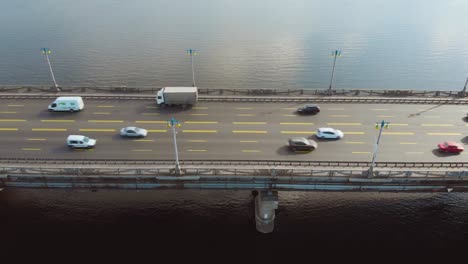 Vista-aérea-del-tráfico-de-coches-en-el-puente-fluvial