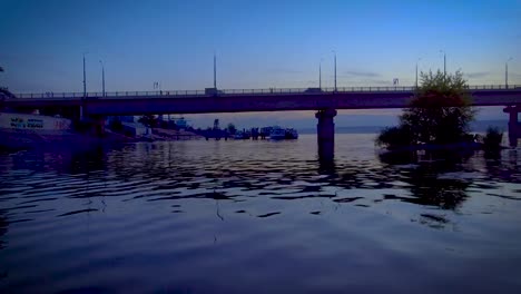 Levántate-sobre-el-agua-a-lo-largo-del-puente