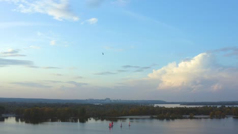 El-helicóptero-se-vuelo-sobre-el-hermoso-río-de-la-ciudad