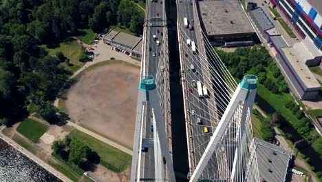 Luftaufnahme-oder-Top-Ansicht-von-Drohne-von-Betonbrücke-mit-Asphaltstraße-oder-Autobahn-über-großen-Fluss-mit-Stadtautoverkehr,-Stadtverkehr,-getönt