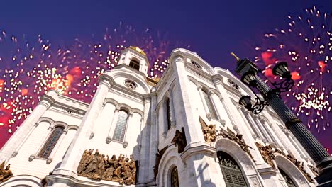 Fuegos-artificiales-sobre-la-Catedral-de-Cristo-Salvador,-Moscú,-Rusia.