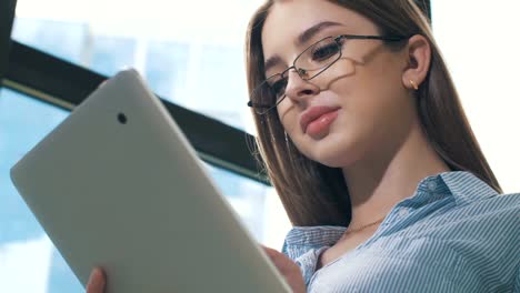 Mujer-de-negocios-usando-tablet-pc