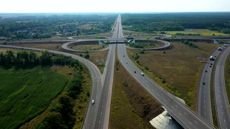 Intercambio-de-coches-grandes,-disparo-aéreo.-Ruta-Kiev-Zhytomyr