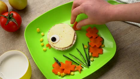 Snack-de-arte-de-comida-saludable-para-niños.-Cara-divertida-en-un-plato